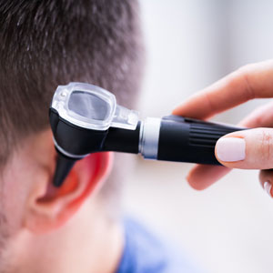 Otoscope : quel est cet instrument pour voir dans les oreilles ?